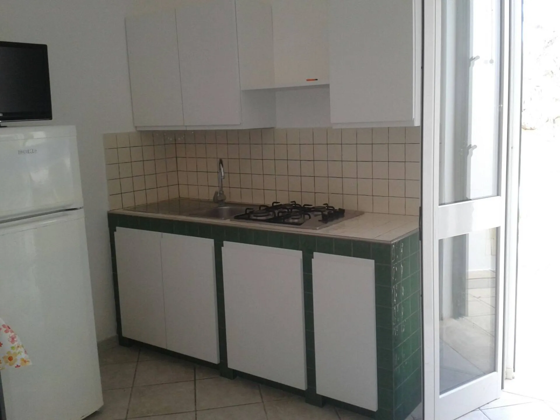 Détail intérieur de l’appartement deux pièces enduit de blanc