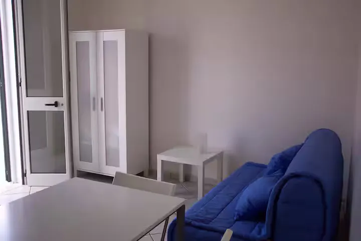 Autre détail de l’appartement deux pièces enduit de blanc