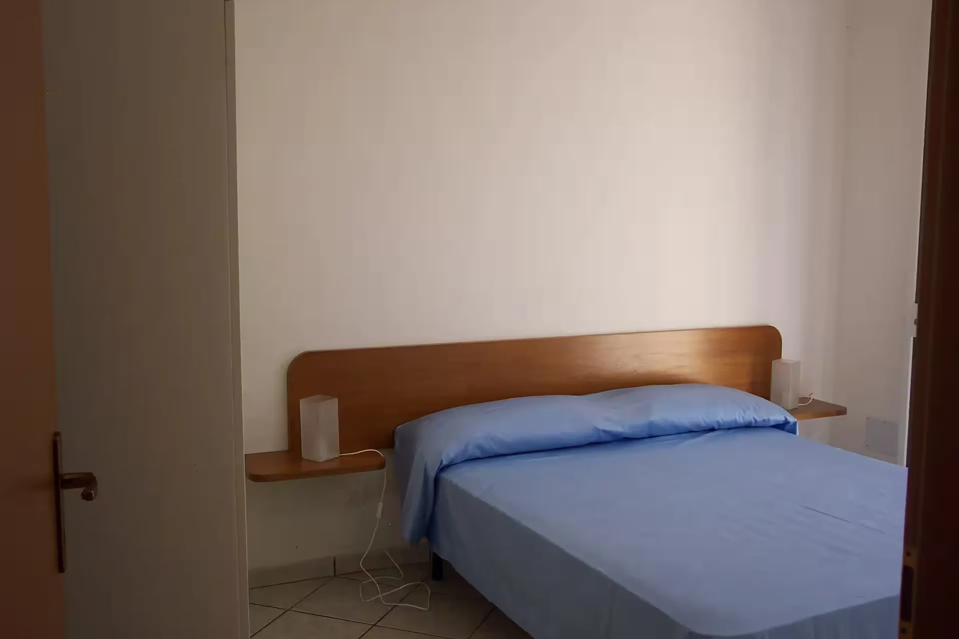 Détail de l’appartement blanc à Casa Mare e Ulivi