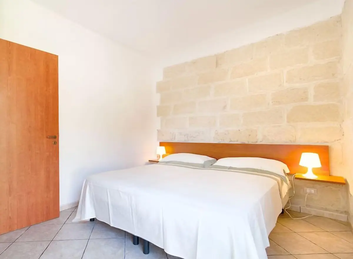 Appartement deux pièces en pierre de Lecce entouré par le cadre verdoyant de la propriété