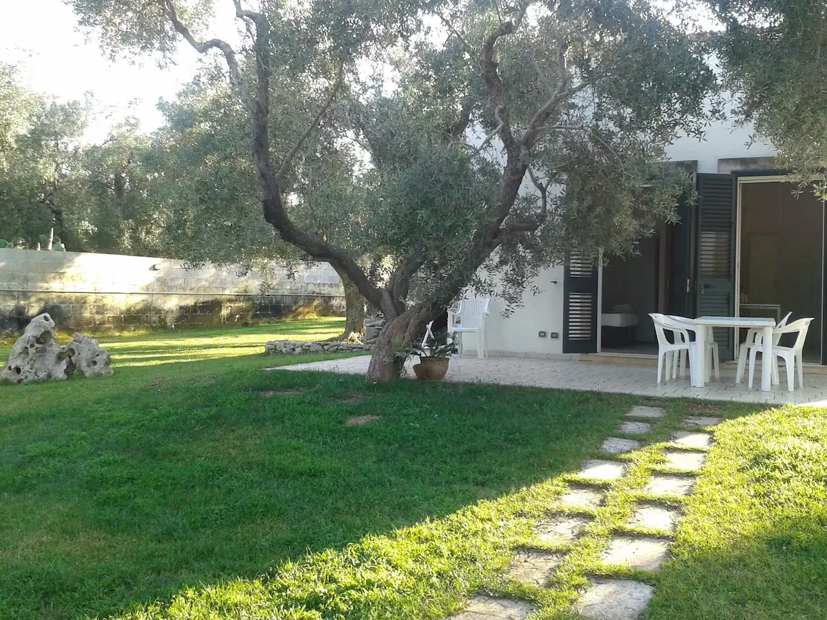 Casa Mare e Ulivi entourée par la verdure du Salento