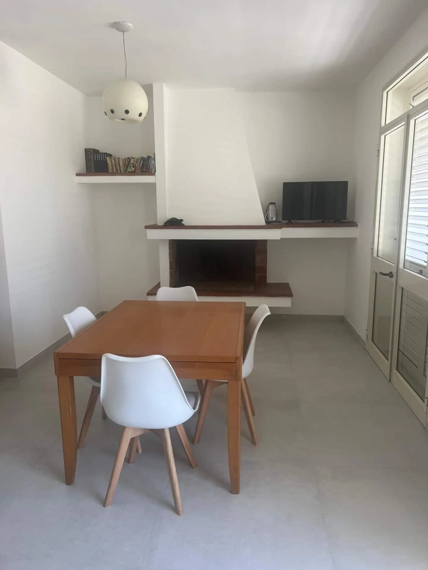 Intérieur lumineux de l’appartement de trois pièces Casa Vacanze San Foca