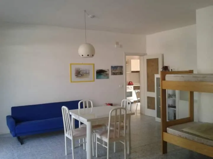 Espace intérieur lumineux de l’appartement de trois pièces à San Foca