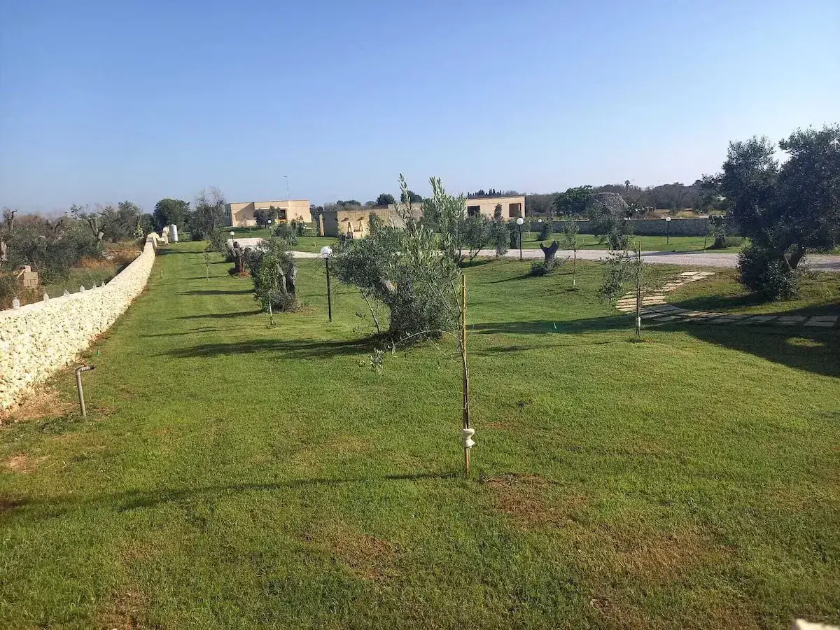 Espacio exterior luminoso de una casa de vacaciones en Salento
